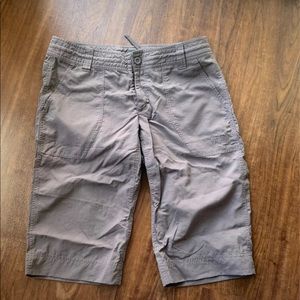 🛑 SOLD 🛑 Gray North Face Capri